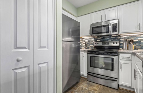 Northeast Virginia Beach Condo | A Sea Glass Dream! Modern Decor 1.5 blocks to beach EZ Parking, Fast WiFi!