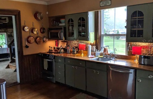 Mono House | A setting for a rustic wedding, family reunion or wellness retreat