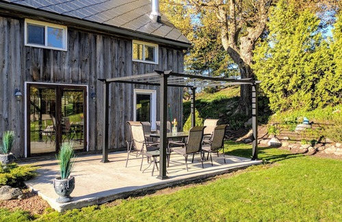 Mono House | A setting for a rustic wedding, family reunion or wellness retreat