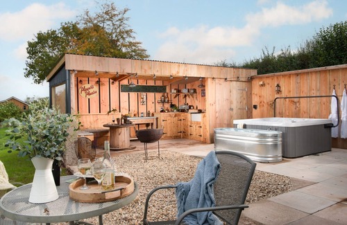 Kenn Cabin | A shepherds hut that sleeps 2 guests in 1 bedroom