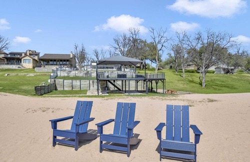 Kingsland House | A Shore Thing-Lakefront w/huge sandy beach, & pool