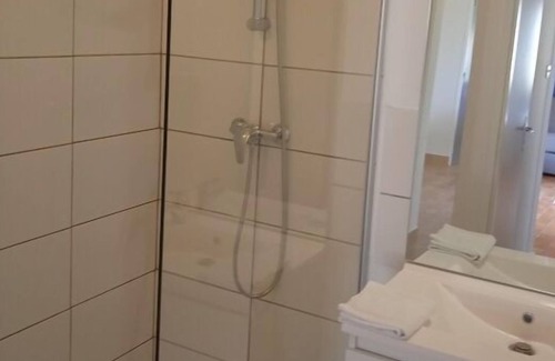 Prailles House | A short drive to Parcours Vitalité! Private Kitchenette, Pool & Free Parking!