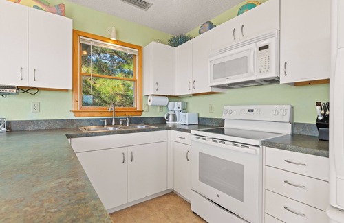 Tuckahoe House | A Sign of the Seahorse: Community Pool, Pickleball Courts, 1 Dog-friendly, Hot Tub