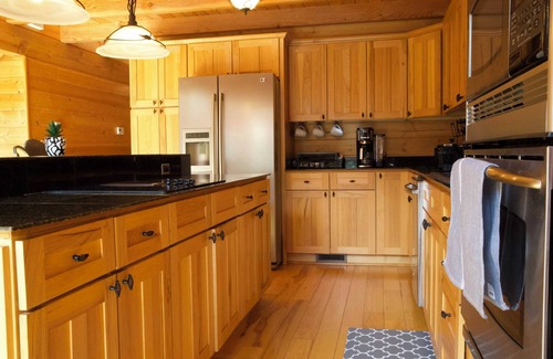 Salisbury Cabin | A Slice of Salisbury-Pool, Hottub 10 Acre
