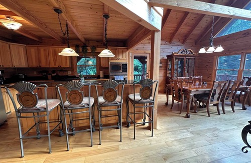 Salisbury Cabin | A Slice of Salisbury-Pool, Hottub 10 Acre
