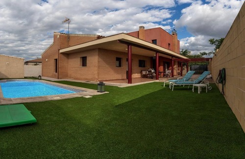 Cobisa Ski Chalet | A Solo 5 min de Toledo y Puy du Fou, Casa Ideal Para Familias con Sala de Juegos