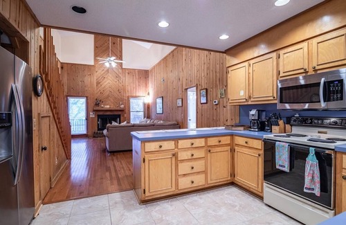 North Litchfield Beach House | A Some Place Special Minutes to Beach Sleeps 10
