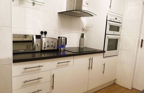 Wyken House | A Spacious 3 bedroom house near UHCW, free parking, smart TV, Netflix, Fast WIFI