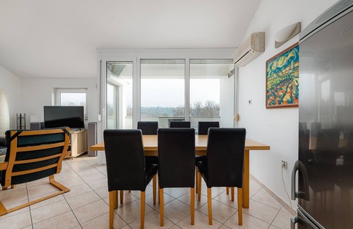 Monterol House | A spacious 3BR apartment near the beach BRANKA
