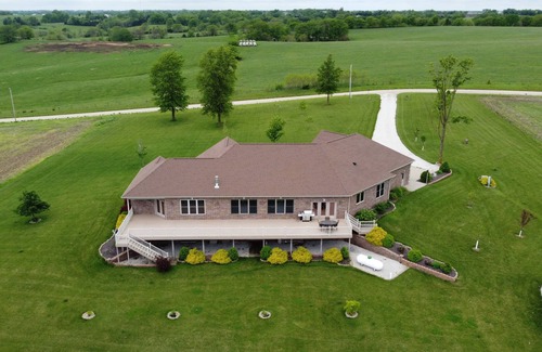Brookfield House | A spacious 6,000 sq. ft. serene lodge setting. Sleeps up to 12