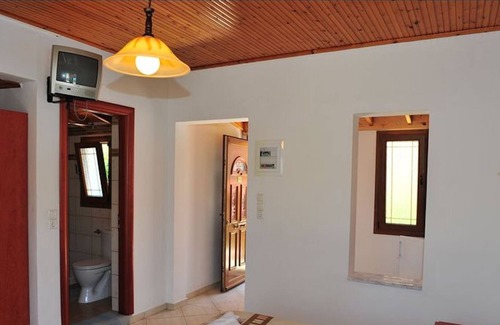 Anaxos Apartment | A spacious and bright studio with balcony