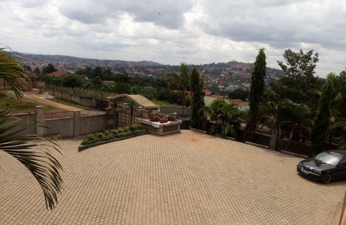 Kampala Apartment | A spacious apartment with free internet (WiFi) and breakfast inclusive