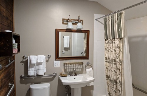 Shelburne Bed & Breakfast | A spacious Ground-level King/King 2-room Suite B&B in Downtown Shelburne - Delicious Breakfasts! BAR