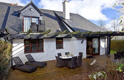 St Wenn Ski Chalet | A spacious, three-bedroom property with a stylish wraparound terrace.