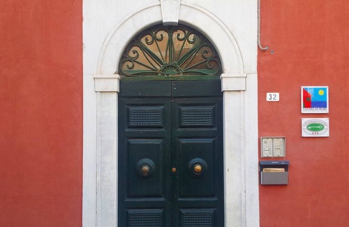 San Terenzo Apartment | A stone's throw from the beach and with private parking space