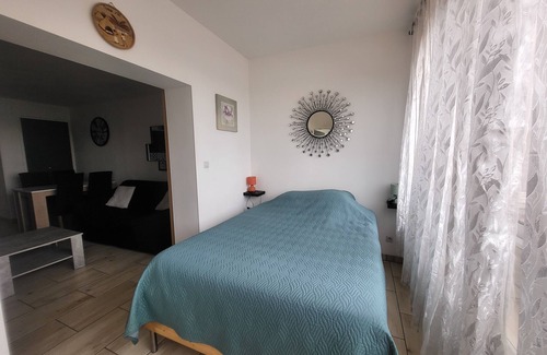 Fos-sur-Mer Apartment | A stone's throw from the beaches and sea view, pretty air-conditioned apartment