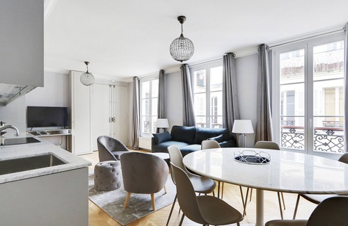 Madeleine Apartment | A Stunning 2-BR/2BA in Opéra- Saint-Lazare