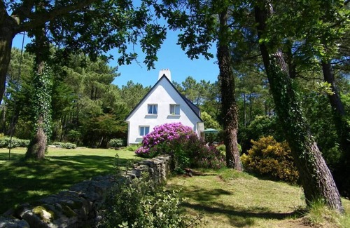 Baden House | A stunning location in the middle of a natural setting on the banks of the Gulf