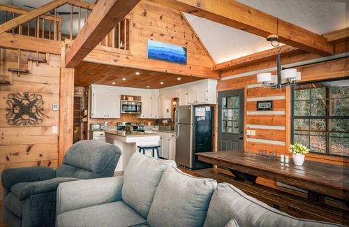 Hendersonville Cabin | A Stunning Retreat with Breathtaking Views. Reserve your unforgettable stay now!
