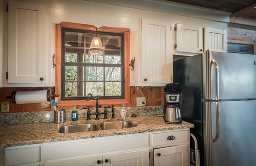 Hendersonville Cabin | A Stunning Retreat with Breathtaking Views. Reserve your unforgettable stay now!