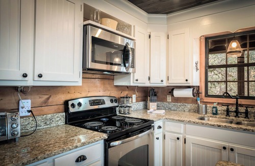 Hendersonville Cabin | A Stunning Retreat with Breathtaking Views. Reserve your unforgettable stay now!