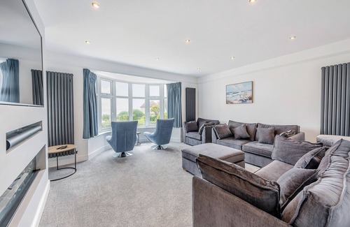 Littlehampton Apartment | A stunning two-level seaside retreat with incredible sea views.