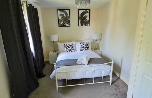 Stevenage House | A stylish 3 bedroom accommodation in Stevenage