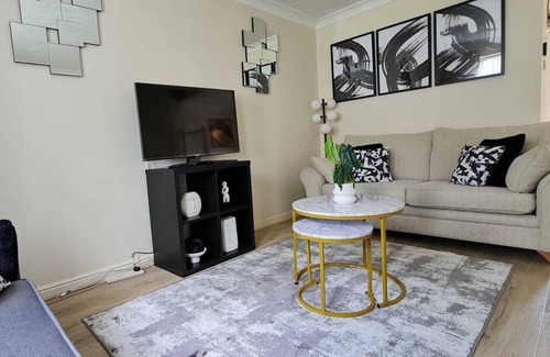 Stevenage House | A stylish 3 bedroom accommodation in Stevenage
