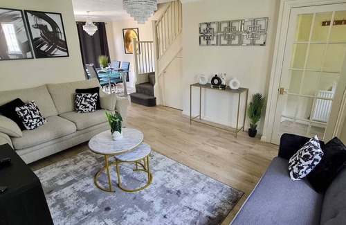 Stevenage House | A stylish 3 bedroom accommodation in Stevenage