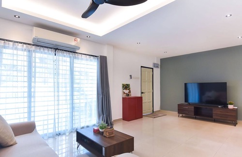 Kuala Lumpur House | A Stylish 3BR Home Near MRT, Sunway Medical Centre