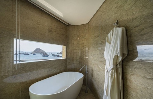 Labuan Bajo Hotel | A Suite Room with Sea View at Labuan Bajo