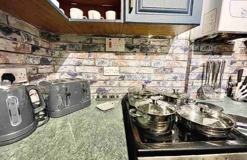 Llantarnam Cottage | A Superb Size Cottage By The Canal