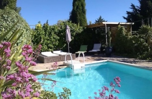 Blauzac House | A swimming pool just for you: gite "les buis"