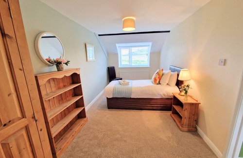 Ivinghoe Cottage | A three bedroom, two bathroom that sleeps 5 guests in 3 bedrooms