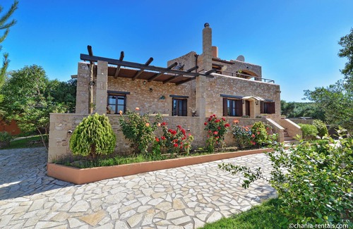Xirokampi Villa | A traditional villa with marvellous sea and mountain view