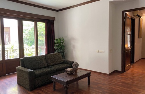Lajpat Nagar House | A tranquil sojourn in the heart of the city. A spacious duplex with large rooms.