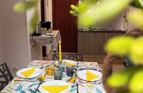 Chiaia House | A un passo dal cuore di Napoli: Rosso Napoli Short Lets