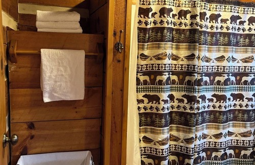 Piper Gap Cabin | A Unique Bed and Breakfast.Log Cabins, with Hot Tubs and Breakfast Delivered Each Morning :)