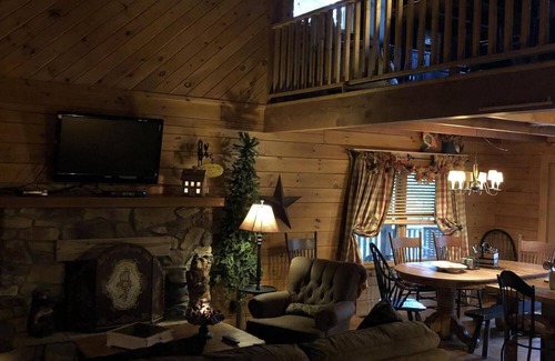 Old Town Cabin | A Unique Bed and Breakfast.Log Cabins, with Hot Tubs and Breakfast Delivered Each Morning :)