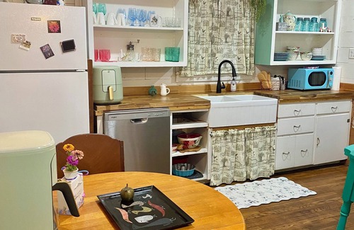 Glen Rose Cottage | A unique Charming 2-bedroom cottage in Glen Rose. A minimum 2 nights.