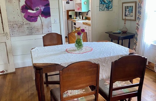 Glen Rose Cottage | A unique Charming 2-bedroom cottage in Glen Rose. A minimum 2 nights.