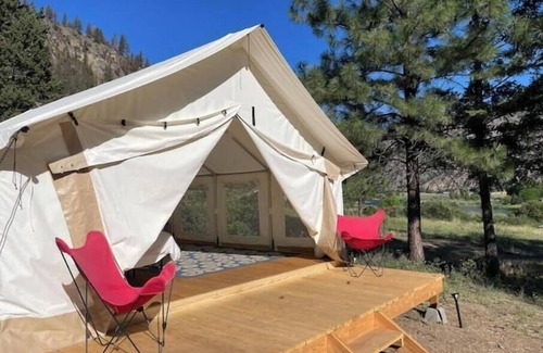 Shoup RV Rental | A Unique Escape on the Salmon River - Family Size!