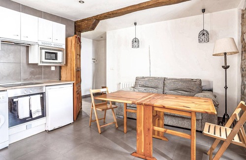 Soba Apartment | A vacation home in an idyllic area with a flowering garden.