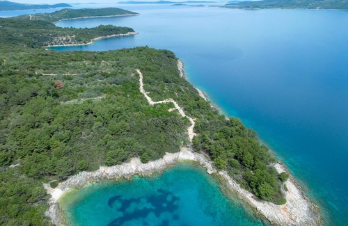 Rava House | A vacation home suitable for families located on an island in the Croatian Adriatic Sea.
