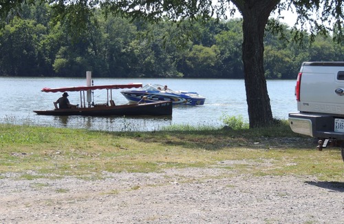 Ampthill Boat Rental | A VERY NICE 43' YACHT WITH LONG RIVER VIEWS AND ONSITE RIVERSIDE DINING