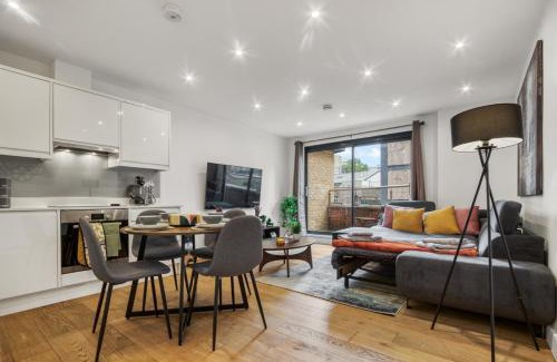 St Luke's Apartment | A Vibrant 2 Bed & 2 Bath in Old Street ZONE 1