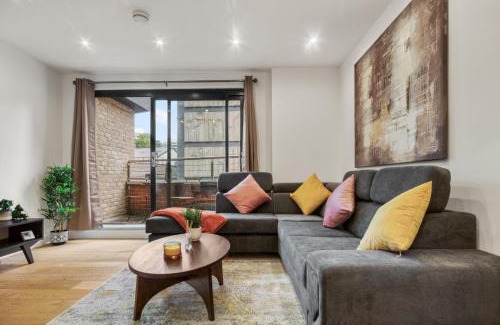 St Luke's Apartment | A Vibrant 2 Bed & 2 Bath in Old Street ZONE 1