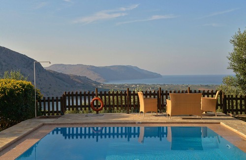 Filaki Villa | A Villa With Wonderful View Of Kournas Lake, Georgioupolis And The Sea