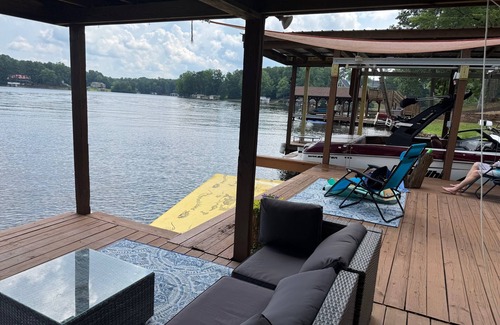 Bracey House | A Ward Winning ViewsnFabulous 5-bedroom house on Lake Gaston - Great Creek