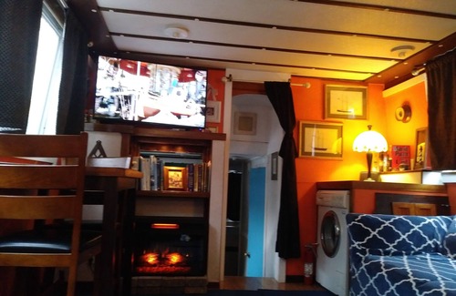 Ampthill Boat Rental | A Warm and Cozy 50' Houseboat in gated, quaint and peaceful marina near the city